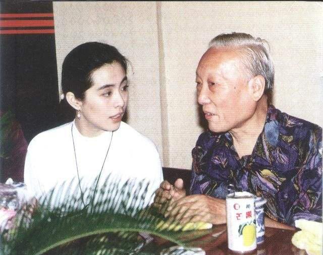 戴笠门下的军统站长，师从章太炎，孙女是全国男性的梦中情人