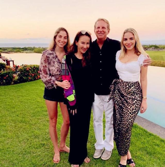 李玟一家四口罕见曝光，两个女儿颜值超高，身材性感像明星