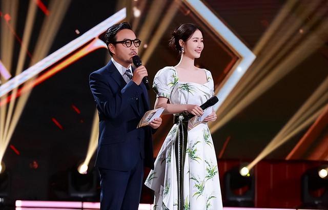 “知名主持”携父母定居美国，“模样美丽”，已嫁富豪生二胎