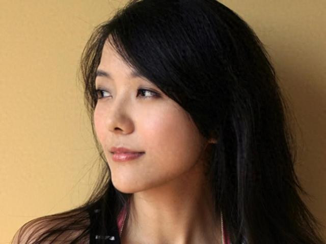 “知名主持”携父母定居美国，“模样美丽”，已嫁富豪生二胎