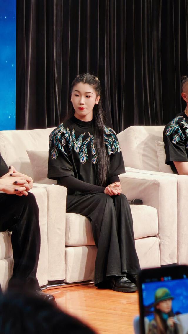 现场孔雀舞教学!杨丽萍率年轻舞者分享《孔雀》故事