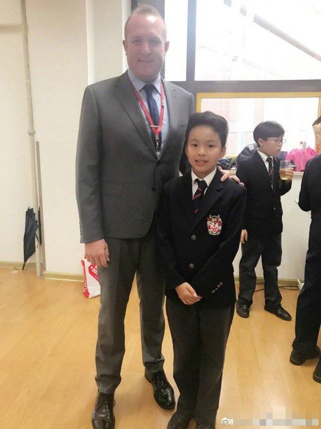 王中磊儿子威廉近照，和小时候差别大，14岁胡子拉碴太显成熟