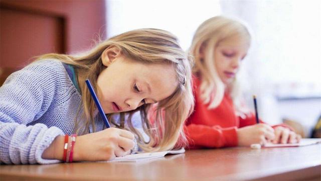 孩子总觉得“我不行”，家长巧用这3招，帮助孩子摆脱自卑心理