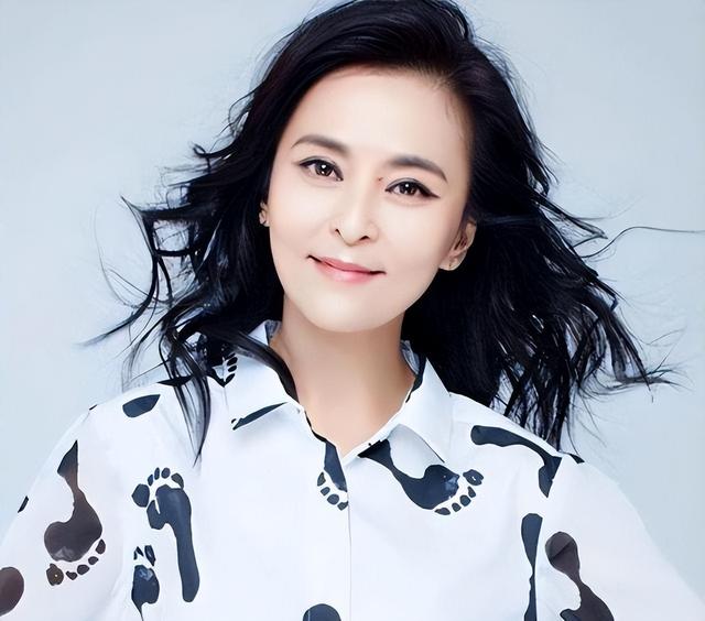 许云帆高大帅气，娶黄志忠前妻何音，将继子视如己出，婚后无儿女