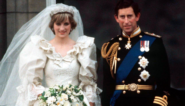 1985年,戴安娜穿着白色的长裙翩翩起舞,查尔斯却嫌弃她过于张扬