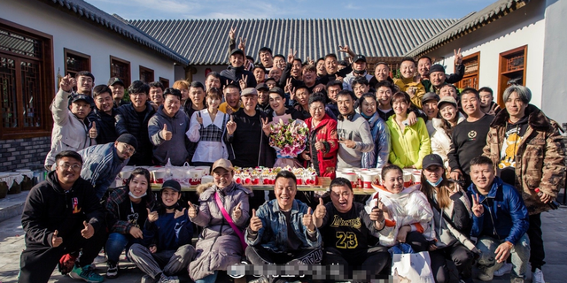 刘老根4杀青，赵本山与范伟合照破不合传闻，郑爽客串成最大惊喜