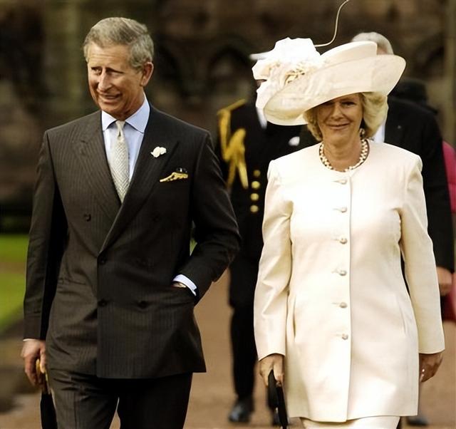 1985年,戴安娜穿着白色的长裙翩翩起舞,查尔斯却嫌弃她过于张扬