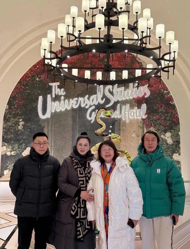 沈梦辰杜海涛带父母玩环球影城，梦辰美炸天，海涛瘦了眼睛变大了