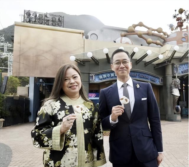 群星现身千亿富豪饭局,朱晨丽稳坐C位,曾被好姐妹爆料好事将近