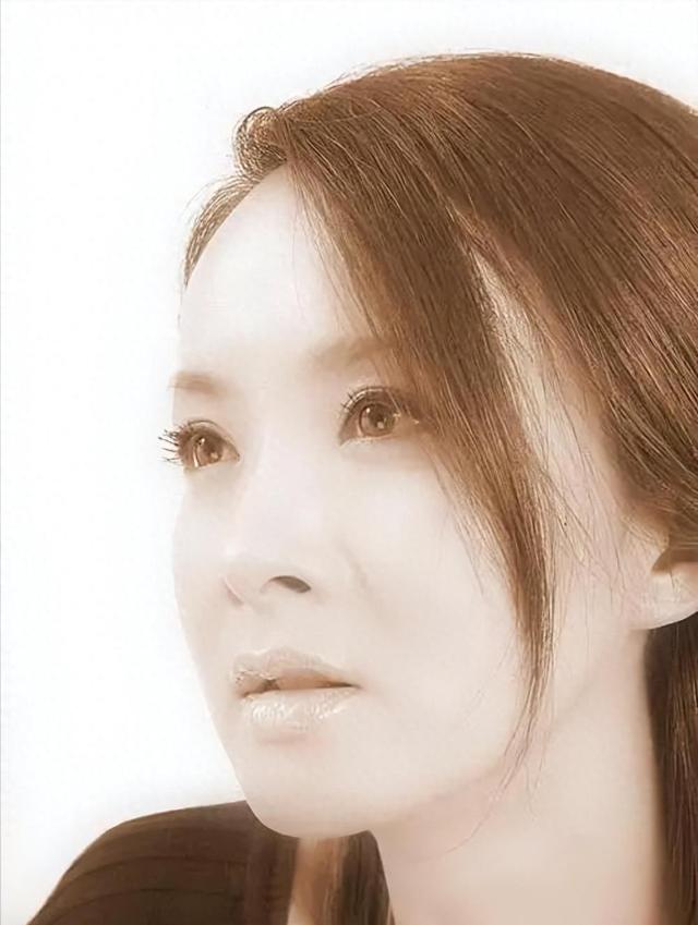 50岁演员谢兰被曝定居美国，低调回国近照变化大，脸泛油光不对称