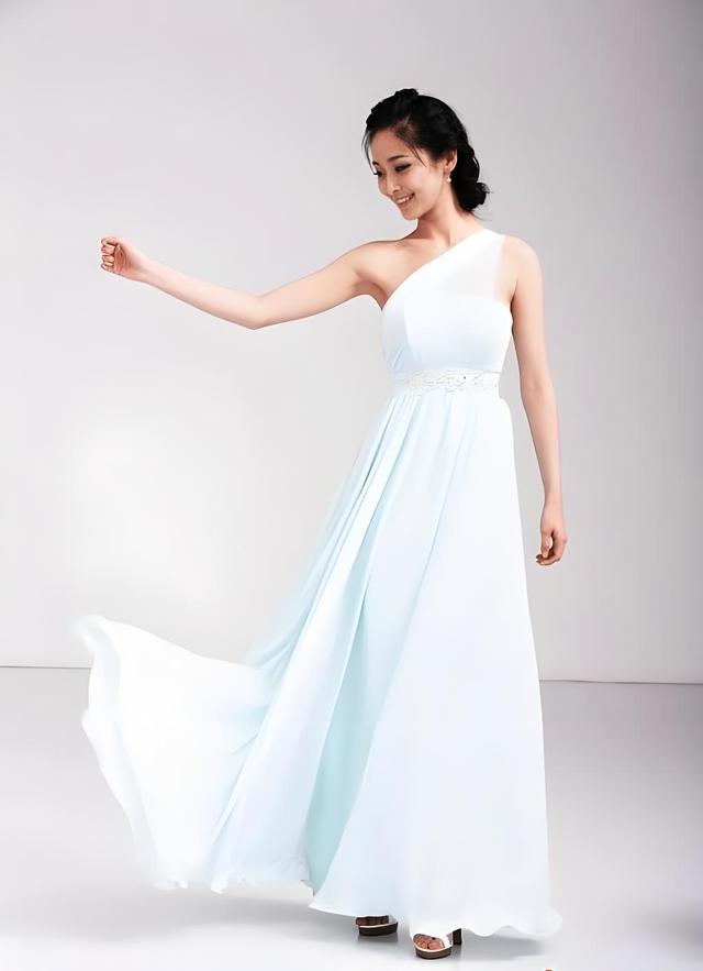 一夜成名的谋女郎”李曼，为何17年后仍被贴上“不温不火”标签？