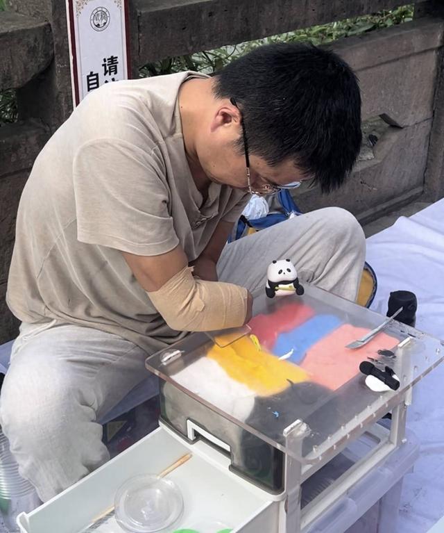 成都都江堰:“无手”小哥捏出精美泥塑作品 励志人生获百万粉丝关注丨看见正能量