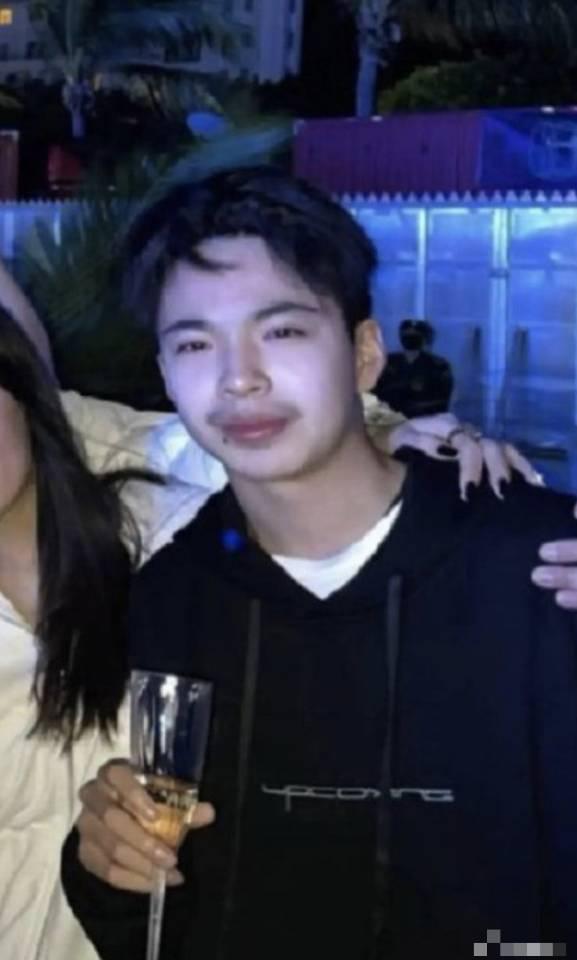 王中磊儿子威廉近照，和小时候差别大，14岁胡子拉碴太显成熟