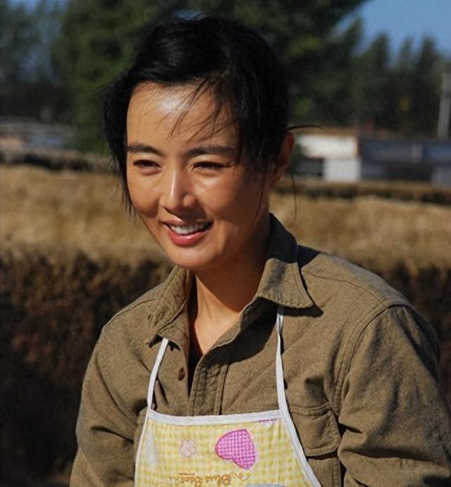 姜宏波：被姜文看中，靠“脱”一举成名，如今51岁为何依旧单身？