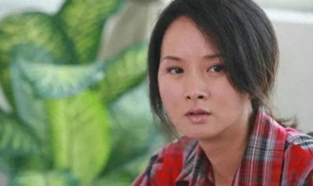 50岁演员谢兰被曝定居美国，低调回国近照变化大，脸泛油光不对称