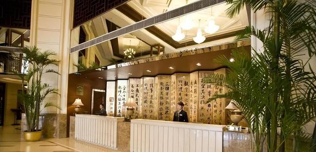 44岁阿姨与22岁小伙网恋,见面当天发生关系,3日后报案:他装富