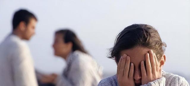 44岁阿姨与22岁小伙网恋,见面当天发生关系,3日后报案:他装富