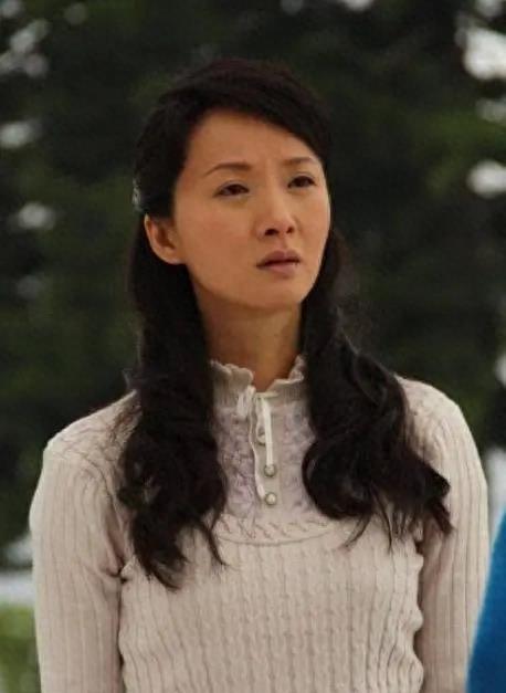 50岁演员谢兰被曝定居美国，低调回国近照变化大，脸泛油光不对称