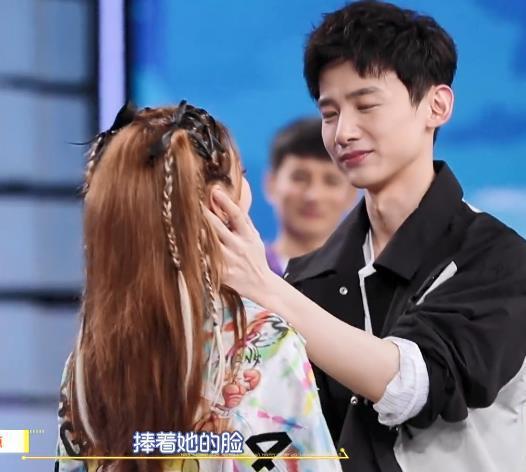 183白敬亭跟166张雨绮同台,摸头、捧脸很甜蜜,身高差最萌