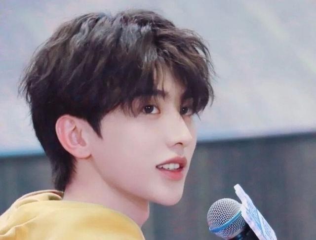 留胡子、秀肌肉，“扫娘风暴”过后，小鲜肉终于硬起来了