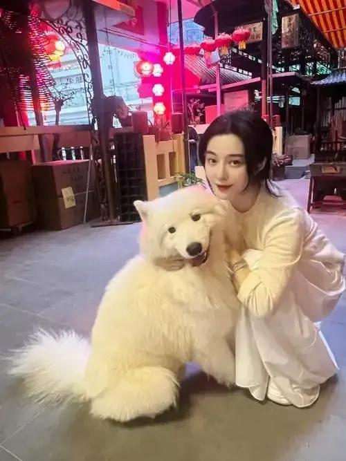 44 岁范冰冰素颜撸猫，红秋裤配卫衣在自家豪宅放飞自我