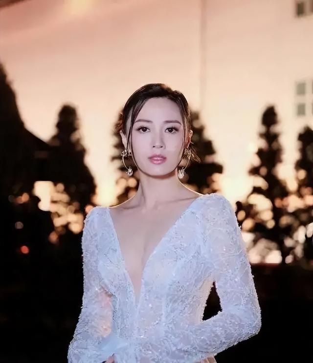 群星现身千亿富豪饭局,朱晨丽稳坐C位,曾被好姐妹爆料好事将近