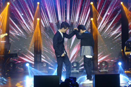 《沙漠骆驼》原唱再出新歌 酷狗直播现场透露明年巡演