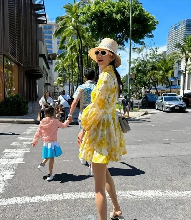 “知名主持”携父母定居美国，“模样美丽”，已嫁富豪生二胎