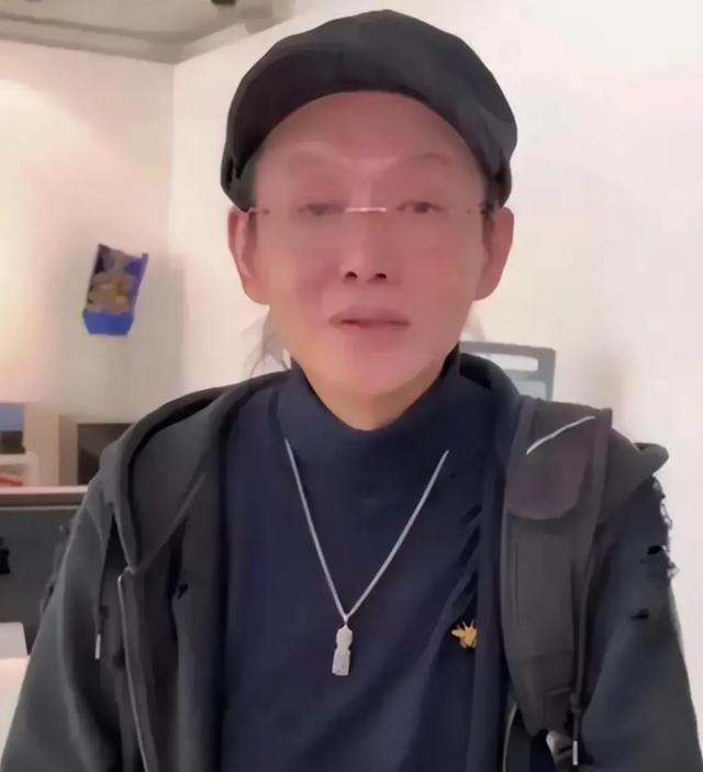 程前：与董卿同居6年，50岁再婚娶圈外娇妻，如今60岁大变模样