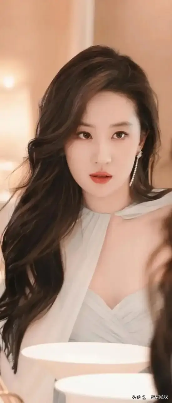 刘亦菲性感大红唇，她的颜值从未输过