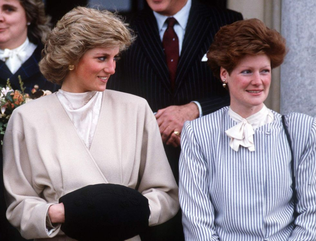 1985年,戴安娜穿着白色的长裙翩翩起舞,查尔斯却嫌弃她过于张扬