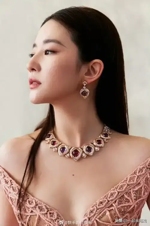 刘亦菲性感大红唇，她的颜值从未输过