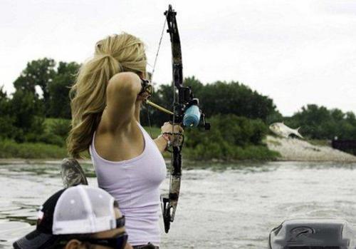 女子用弓箭射亚洲鲤鱼，却惨遭鲤鱼反击！