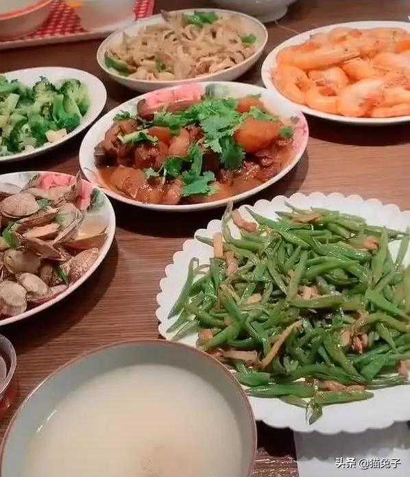 陈赫发微博吐槽邓超赖在他家不走，网友：有这伙食我们也不走