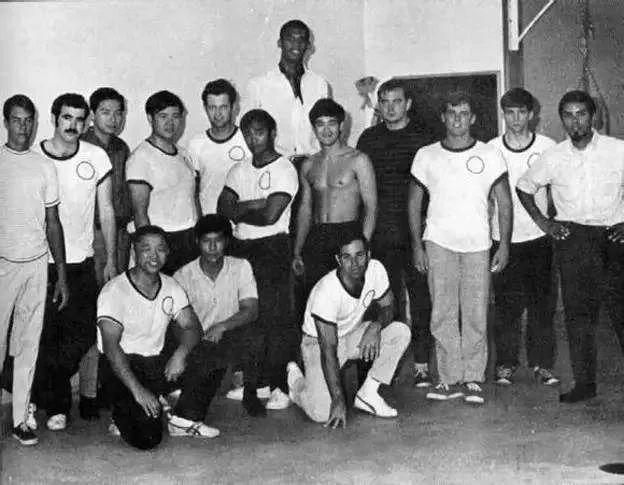 揭秘:武术宗师叶问到底教了李小龙什么?