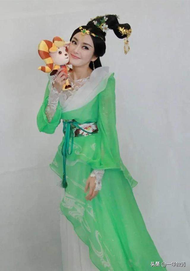 “芳心荡漾”的秦岚又刷屏了，一年多12部作品傍身，闷声发大财