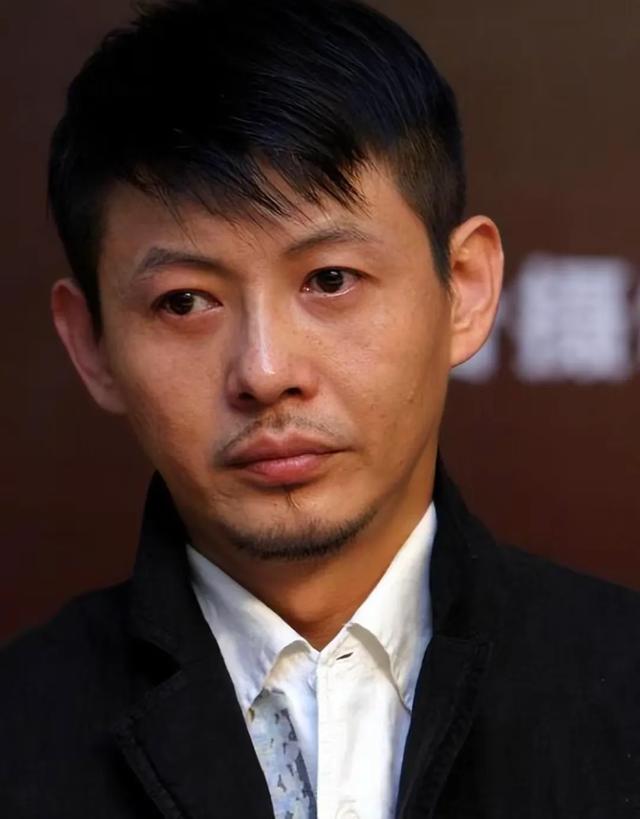 程前：与董卿同居6年，50岁再婚娶圈外娇妻，如今60岁大变模样