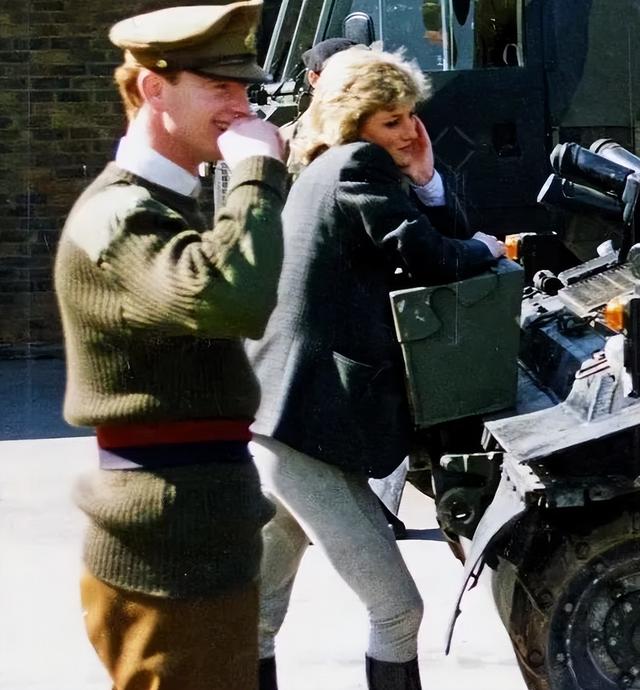 1985年,戴安娜穿着白色的长裙翩翩起舞,查尔斯却嫌弃她过于张扬