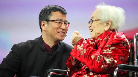 “仁医奶奶”胡佩兰，98岁高龄仍坐诊，从医70年从不开超百元药方