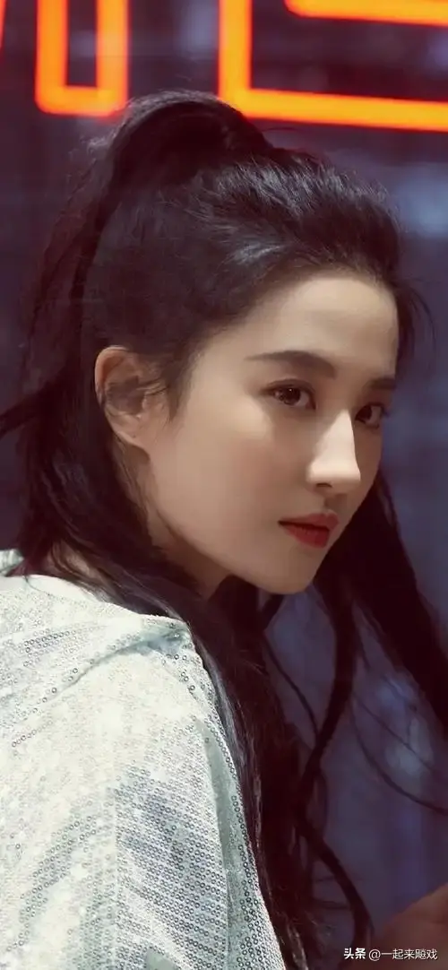 刘亦菲性感大红唇，她的颜值从未输过
