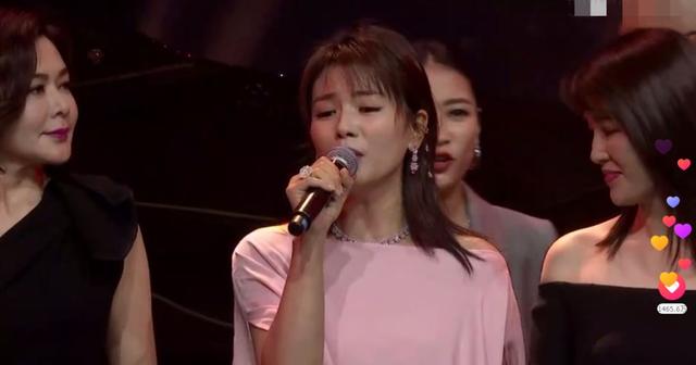 芭莎慈善夜明星大合照再现尴尬瞬间！无人敢站C位，主持人快急哭