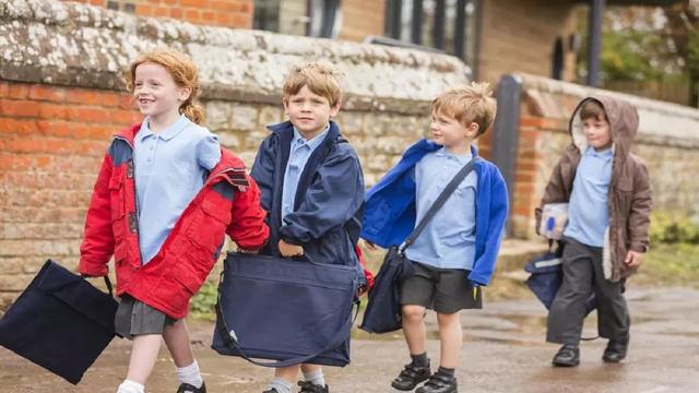 孩子总觉得“我不行”，家长巧用这3招，帮助孩子摆脱自卑心理