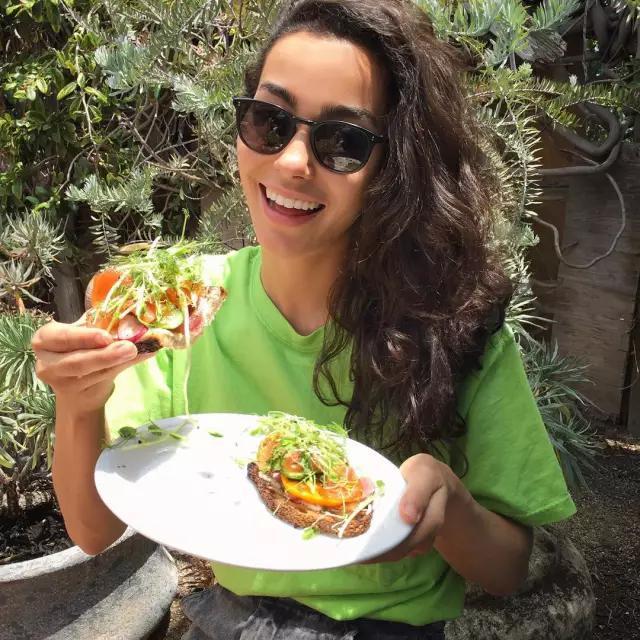 Adrianne Ho｜野玫瑰从不枯萎