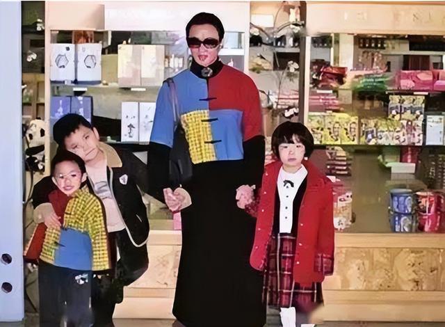 金星:顶着压力从男人变女人,她有3段婚姻两个配偶