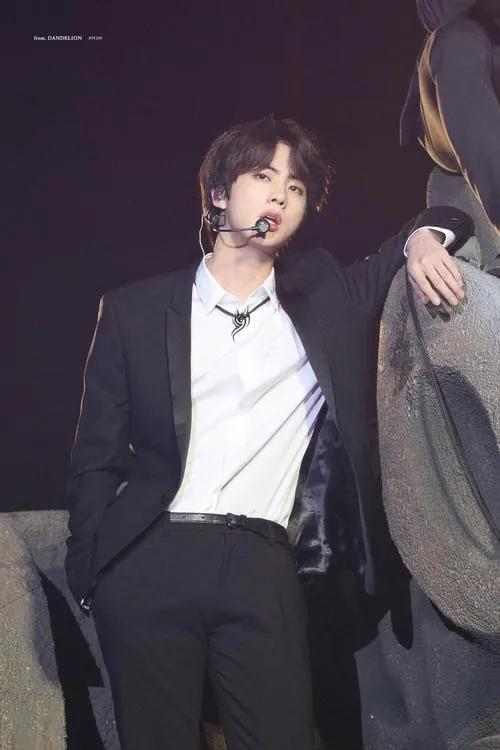 诚邀各位来欣赏“世首雕”金硕珍的美貌