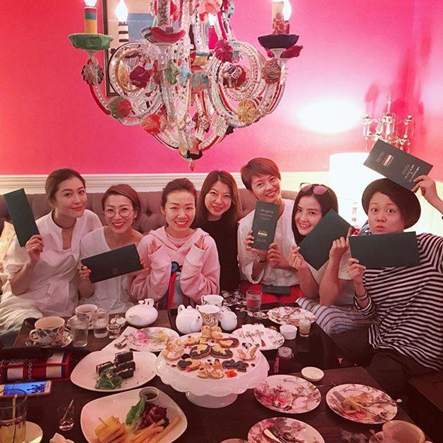 郑秀文首度公开做伴娘,出现香港才女卓韵芝婚礼全程感动流泪不止