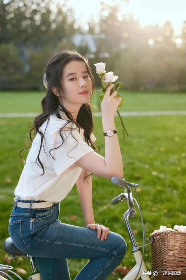 刘亦菲性感大红唇，她的颜值从未输过