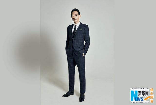 王劲松最新写真沉稳睿智 彰显文艺暖叔魅力