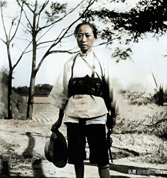 侵华日军残酷暴行，女子为活命脱下衣服让日本人拍摄，侮辱至死