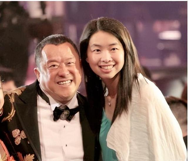 曾志伟的四个孩子：一个名导，一个败家，一个远嫁，一个50岁未婚